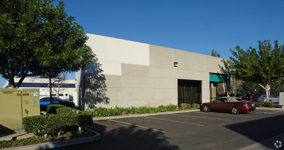 550-590 E Arrow Hwy, San Dimas, CA à louer - Photo de l’immeuble – Image 2 sur 3