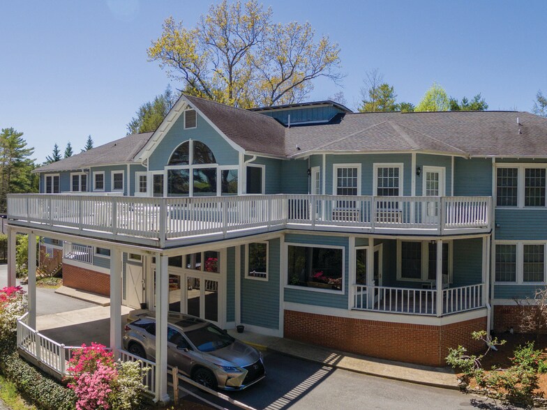 86 Lily Pad Ln, Flat Rock, NC à vendre - Photo de l’immeuble – Image 2 sur 75