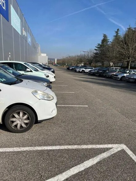 555 Rue De La Craz, Dagneux à louer - Photo de l’immeuble – Image 2 sur 13