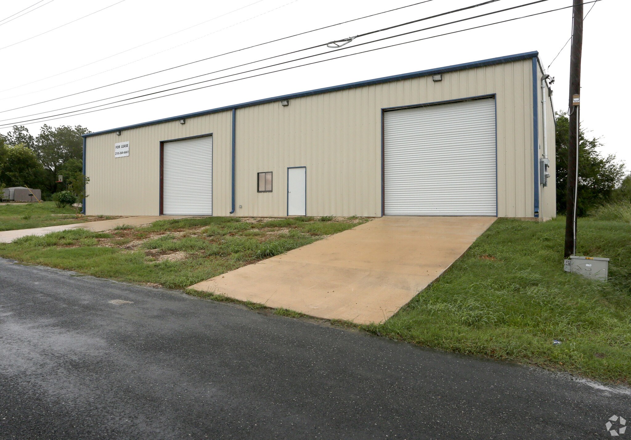 9322 Kneupper Ln, Converse, TX à louer Photo principale– Image 1 sur 7