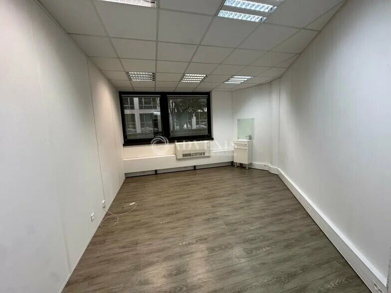 Bureau dans Lognes à louer - Photo de l’immeuble – Image 2 sur 4