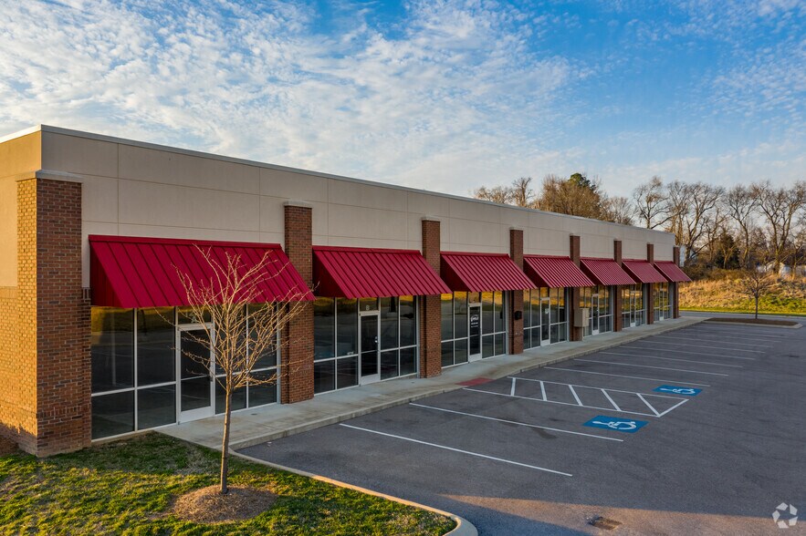 1221 N Commerce Ct, Columbia, TN à louer - Photo de l’immeuble – Image 3 sur 5