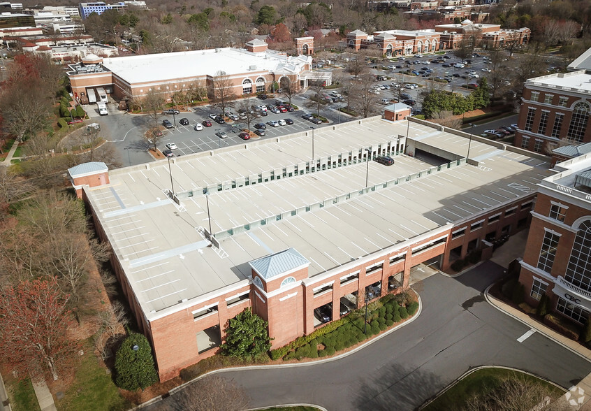 6801 Carnegie Blvd, Charlotte, NC à louer - Photo de l’immeuble – Image 3 sur 11
