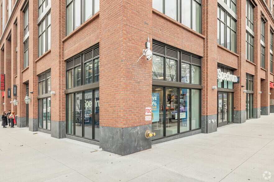 45-06 Pearson St, Long Island City, NY à louer - Photo de l’immeuble – Image 2 sur 6