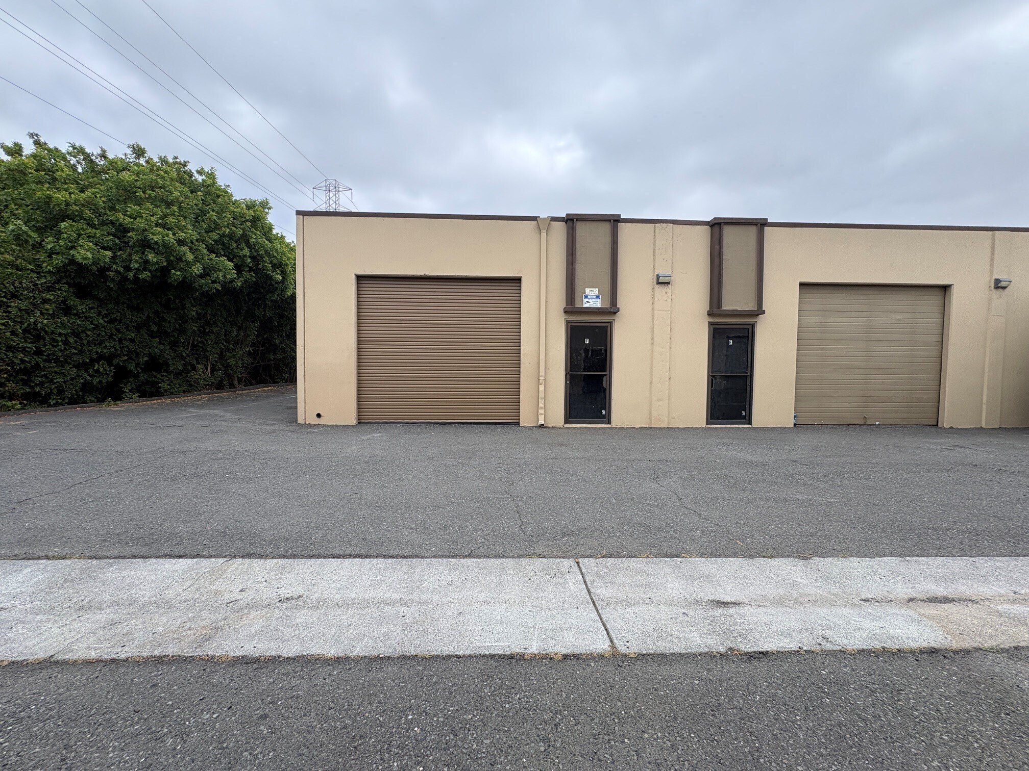 16 Pamaron Way, Novato, CA à louer Photo de l’immeuble– Image 1 sur 7