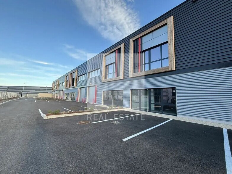 10 Rue De Bretagne, Saint-Quentin-Fallavier à louer - Photo de l’immeuble – Image 2 sur 12