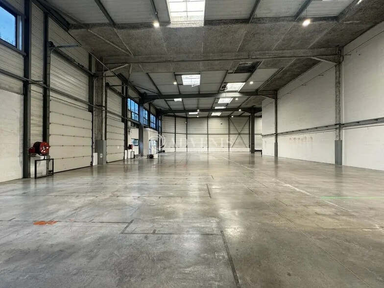 Local d’activités dans Le Blanc-Mesnil à louer - Photo de l’immeuble – Image 1 sur 9