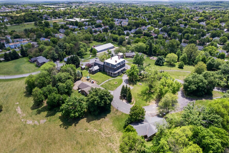 601 Catoctin Cir NE, Leesburg, VA à louer - Photo de l’immeuble – Image 3 sur 50