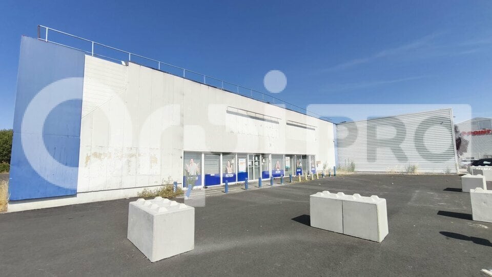 Local commercial dans Savigny Le Temple à louer - Photo de l’immeuble – Image 3 sur 4