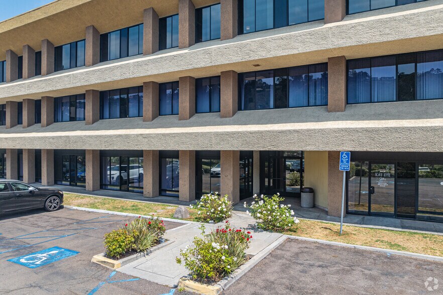 4141 Jutland Dr, San Diego, CA à louer - Photo de l’immeuble – Image 3 sur 7