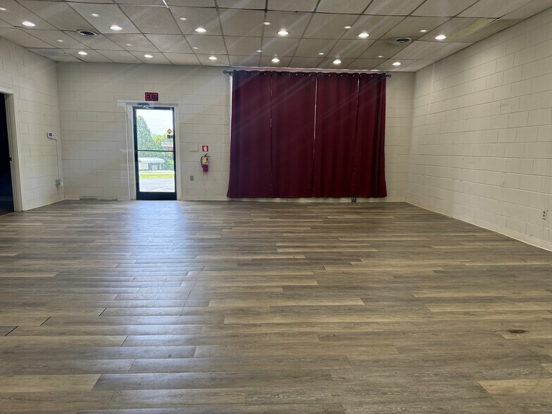 735 13th Avenue Dr SE, Hickory, NC à louer - Photo de l’immeuble – Image 3 sur 4
