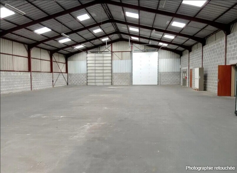 Local d'activités dans Artigueloutan à vendre - Photo intérieure – Image 2 sur 3