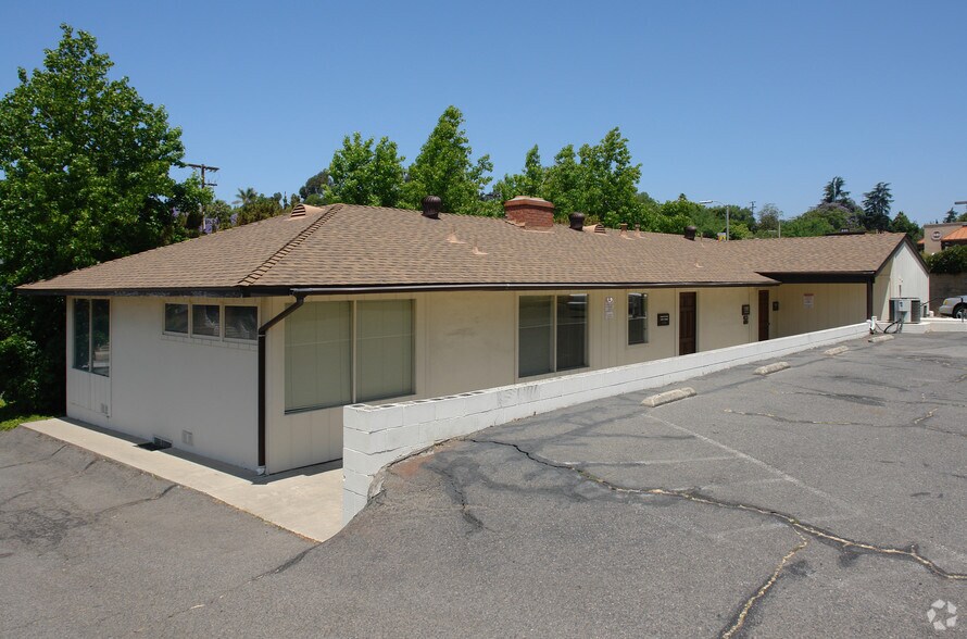 702 Civic Center Dr, Vista, CA à vendre - Photo de l’immeuble – Image 2 sur 6