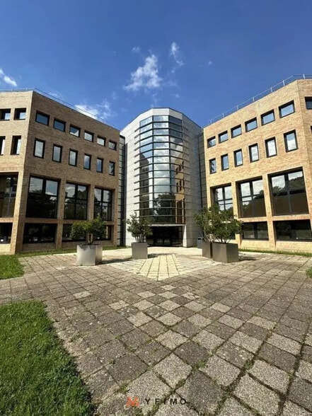 Bureau dans Le Pecq à louer - Photo de l’immeuble – Image 1 sur 11