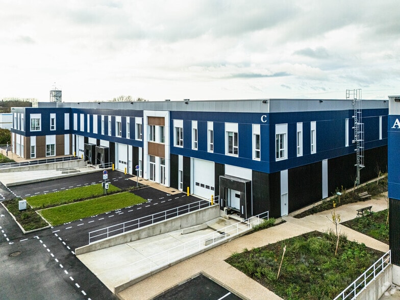 Local d’activités dans Moissy-Cramayel à louer - Photo principale – Image 1 sur 3