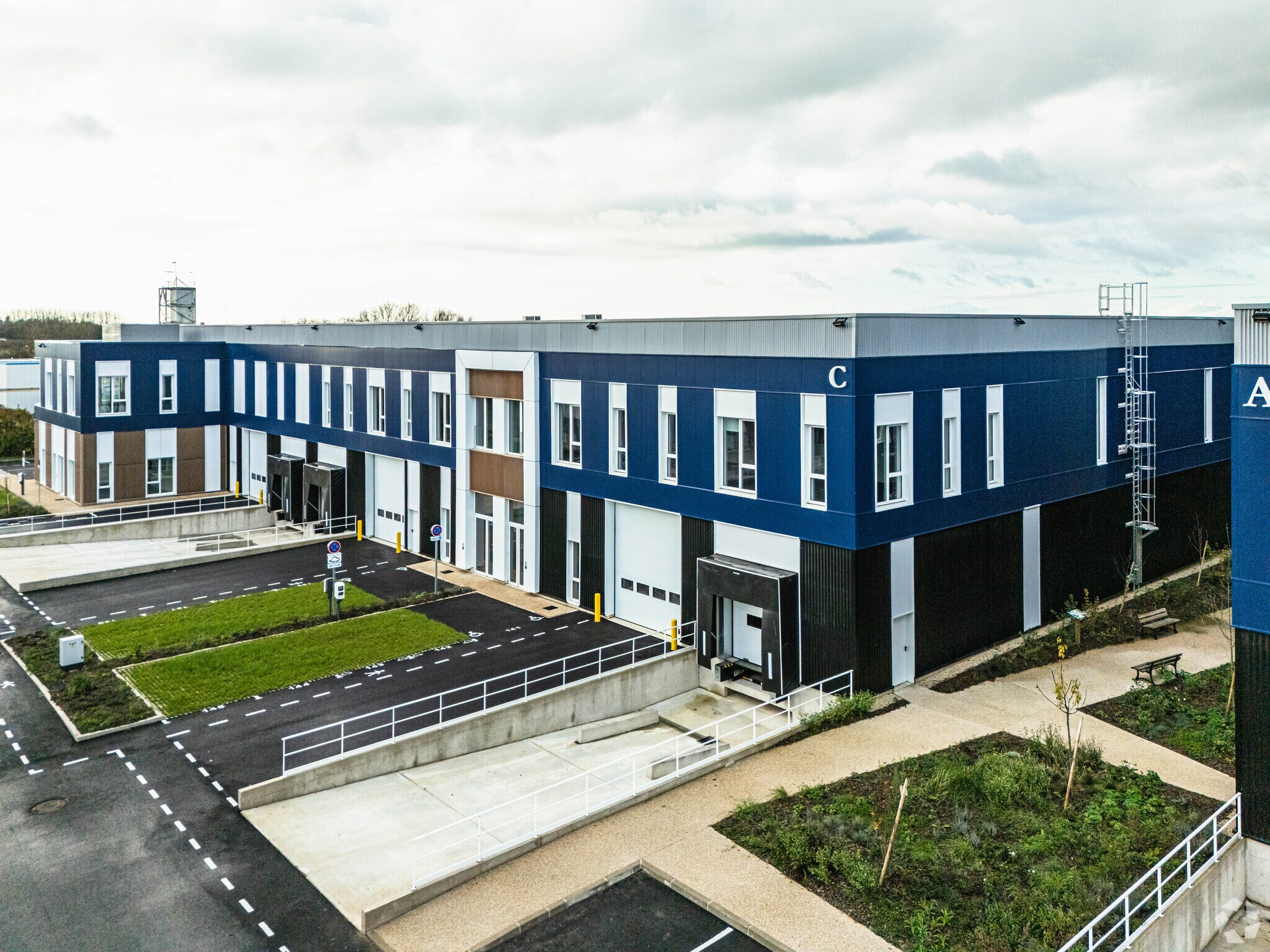 Local d’activités dans Moissy-Cramayel à louer Photo principale– Image 1 sur 4