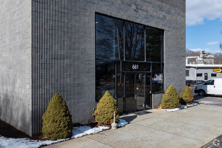 661 Pleasant St, Norwood, MA à louer - Photo de l’immeuble – Image 2 sur 5