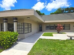 5317 W Atlantic Ave, Delray Beach, FL à louer Photo de l’immeuble– Image 2 sur 10