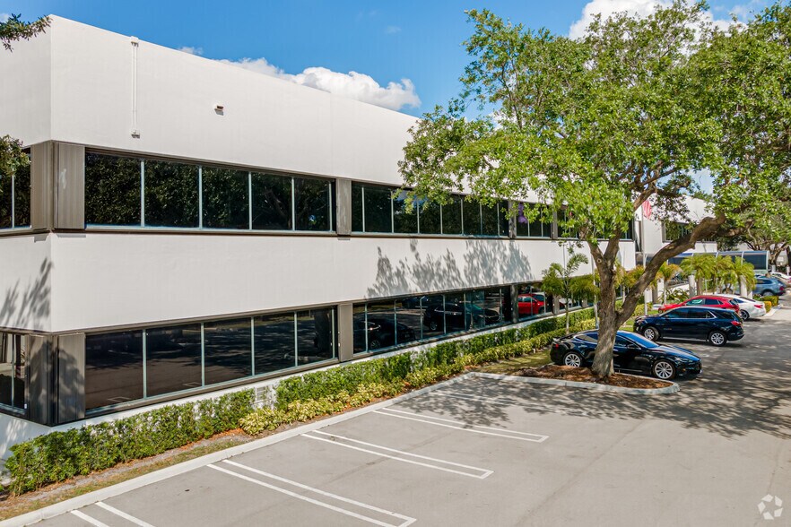 14261 Commerce Way, Miami Lakes, FL à louer - Photo de l’immeuble – Image 2 sur 4