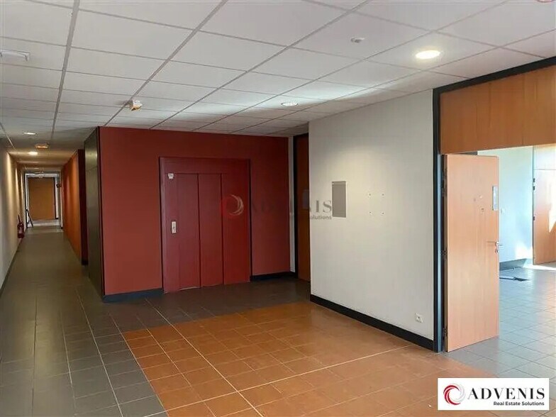 Bureau dans Gradignan à louer - Hall d’entrée – Image 3 sur 11