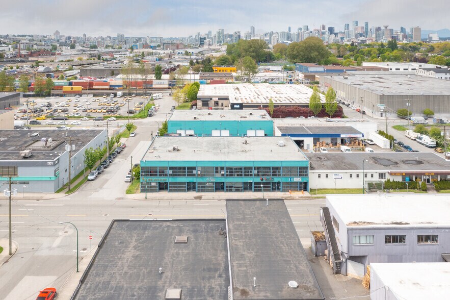 1262-1289 Clark Dr, Vancouver, BC à vendre - Photo de l’immeuble – Image 3 sur 6