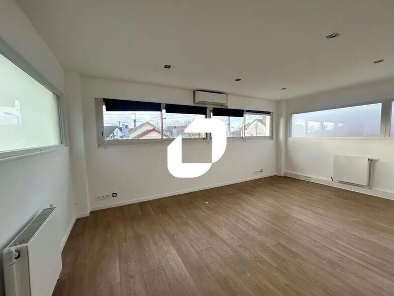 Avenue Des Aubépines, Gonesse à louer - Photo de l’immeuble – Image 3 sur 16