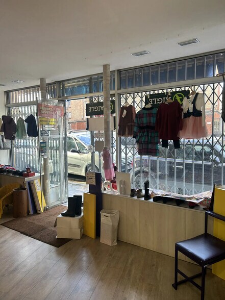 Local commercial dans Suresnes à louer - Photo de l’immeuble – Image 3 sur 8