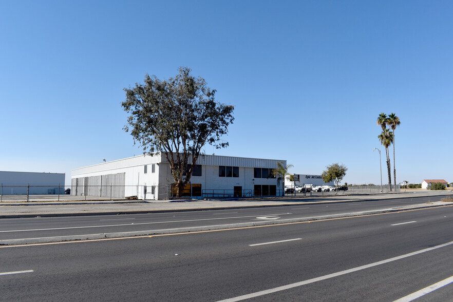 2103 Airport Dr, Bakersfield, CA à vendre - Photo principale – Image 1 sur 18