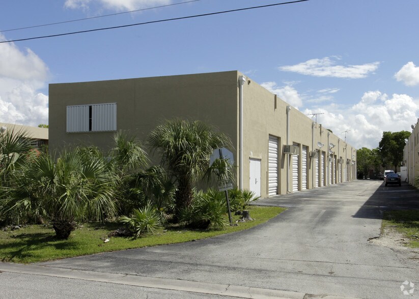12301-12327 SW 133rd Ct, Miami, FL à louer - Photo de l’immeuble – Image 3 sur 20