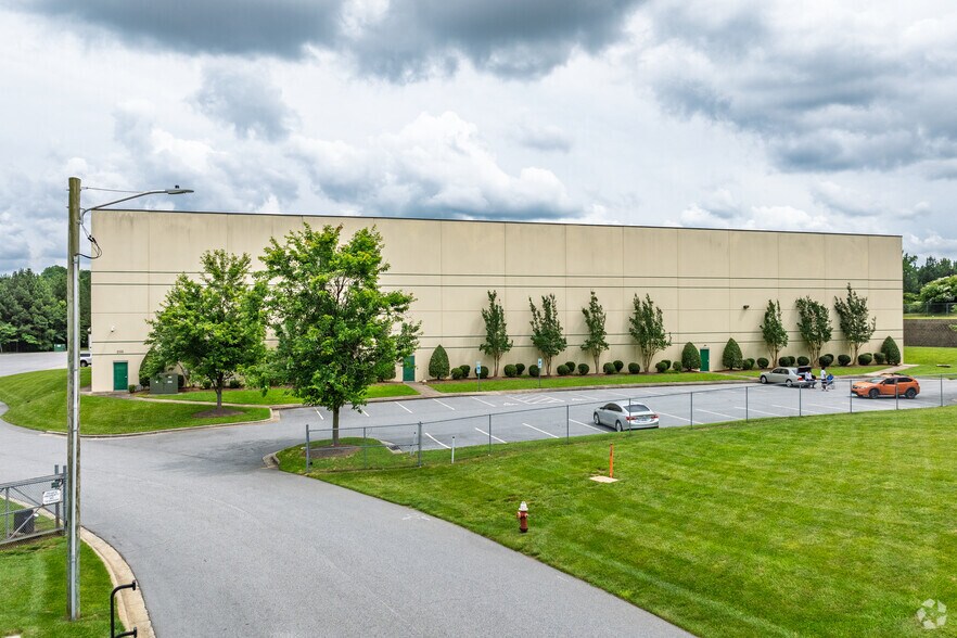 210 N Pendleton St, High Point, NC à louer - Photo de l’immeuble – Image 3 sur 5