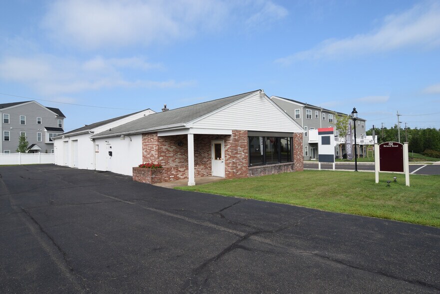 32 Bristol Rd, Chalfont, PA à louer - Photo de l’immeuble – Image 1 sur 5
