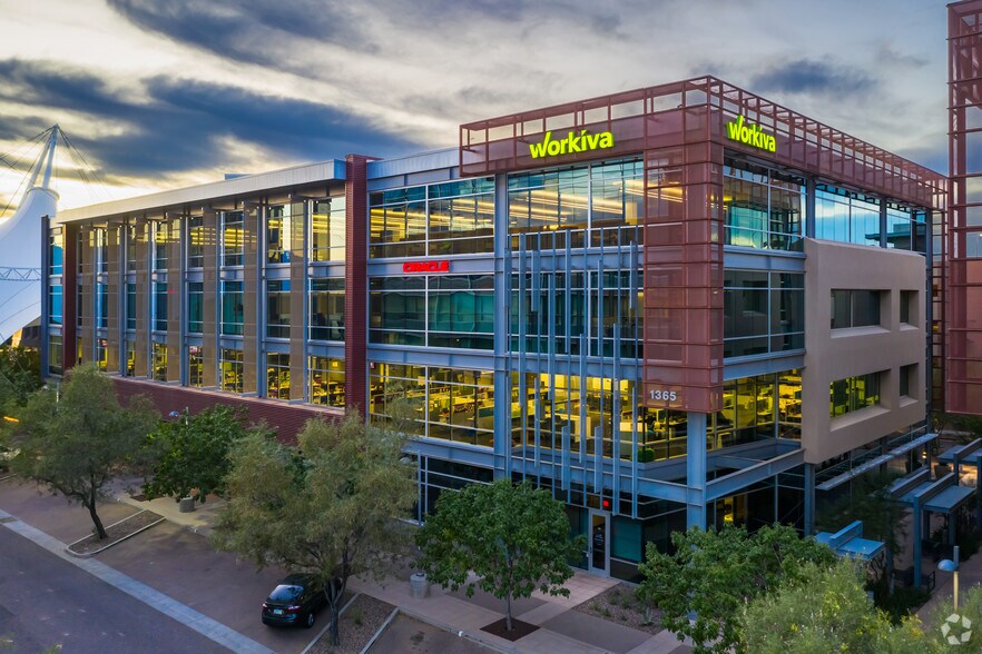 1365 N Scottsdale Rd, Scottsdale, AZ à louer - Photo de l’immeuble – Image 1 sur 10
