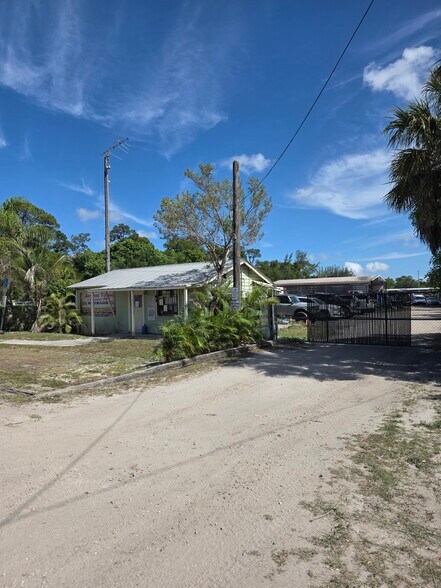 6738 Wallis Rd, West Palm Beach, FL à louer - Photo de l’immeuble – Image 1 sur 2