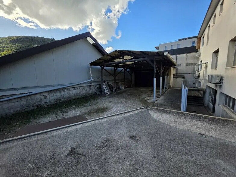 Industriel/Logistique dans La Trinité à louer - Photo de l’immeuble – Image 2 sur 12