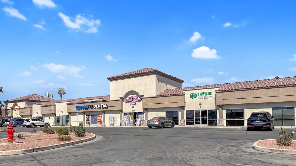 348-350 N Nellis Blvd, Las Vegas, NV à louer - Photo de l’immeuble – Image 2 sur 9