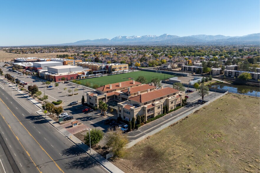 3166 E Palmdale Blvd, Palmdale, CA à vendre - Photo de l’immeuble – Image 2 sur 31