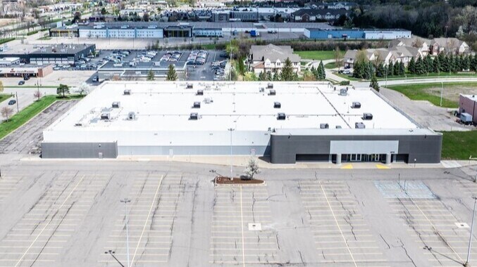 35700 Van Dyke Ave, Sterling Heights, MI à louer - Photo de l’immeuble – Image 3 sur 26