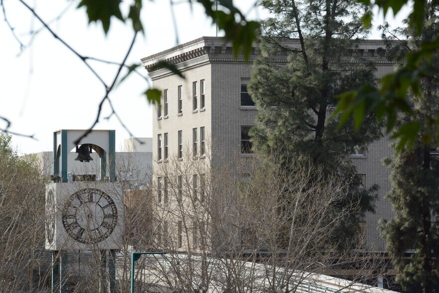 320 N E St, San Bernardino, CA à louer - Photo de l’immeuble – Image 3 sur 35