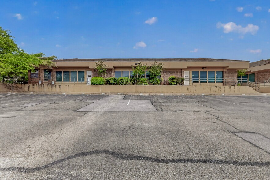 8870 Business Park Dr, Austin, TX à louer - Photo de l’immeuble – Image 2 sur 20
