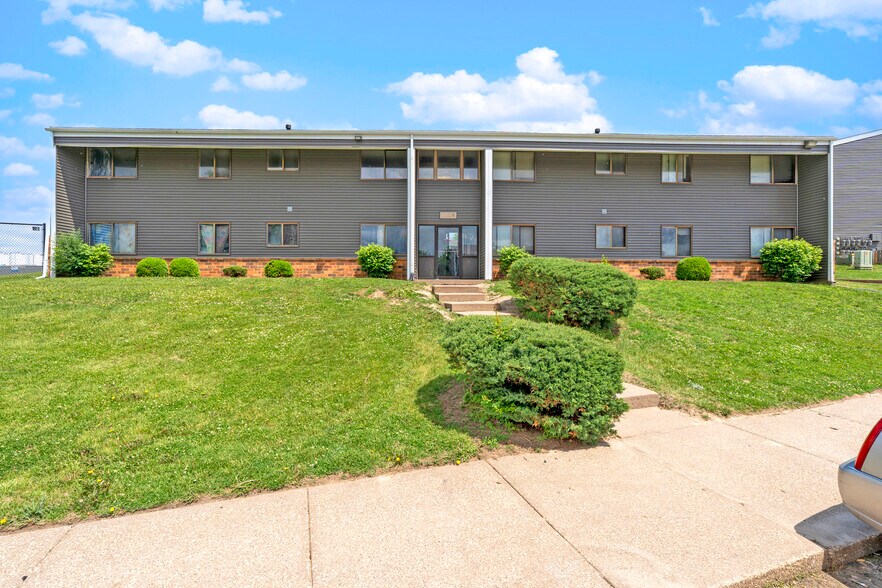 7118 Hillandale Rd, Davenport, IA à vendre - Photo de l’immeuble – Image 2 sur 10