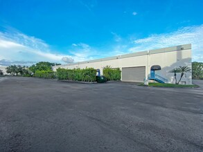 8810-8840 NW 18th Ter, Miami, FL à louer Photo intérieure– Image 2 sur 2