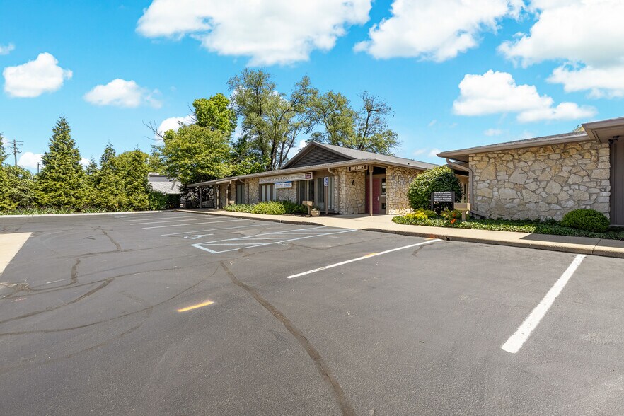 360 Plaza Dr, Columbus, IN à vendre - Photo de l’immeuble – Image 2 sur 22