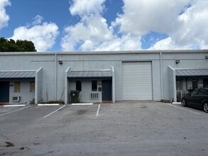 2696 NW 31st Ave, Lauderdale Lakes, FL à louer Photo de l’immeuble– Image 1 sur 7