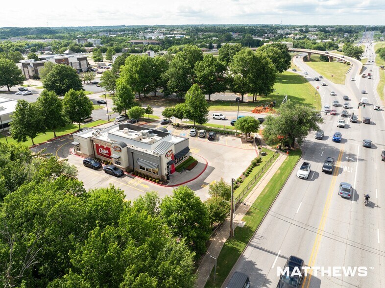859 Millsap Rd, Fayetteville, AR à vendre - Photo de l’immeuble – Image 3 sur 4
