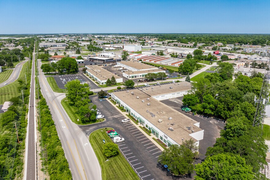 8444 Castlewood Dr, Indianapolis, IN à louer - Photo de l’immeuble – Image 2 sur 5