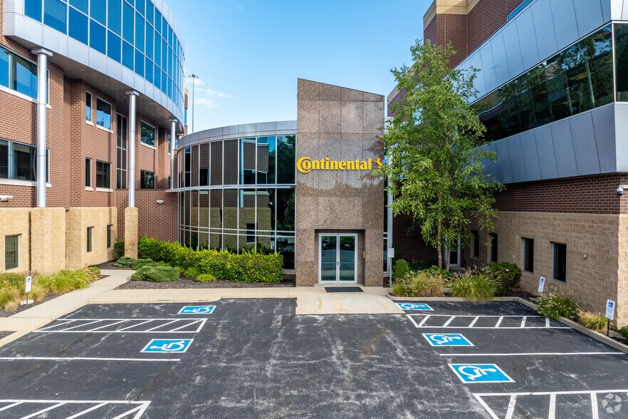 703 S Cleveland Massillon Rd, Fairlawn, OH à louer - Photo de l’immeuble – Image 3 sur 5