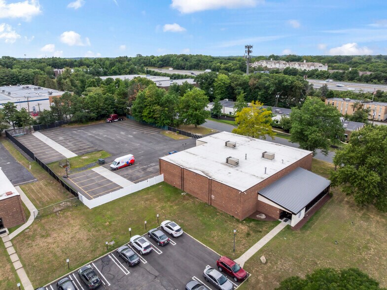 154 Tices Ln, East Brunswick, NJ à vendre - Photo de l’immeuble – Image 2 sur 66