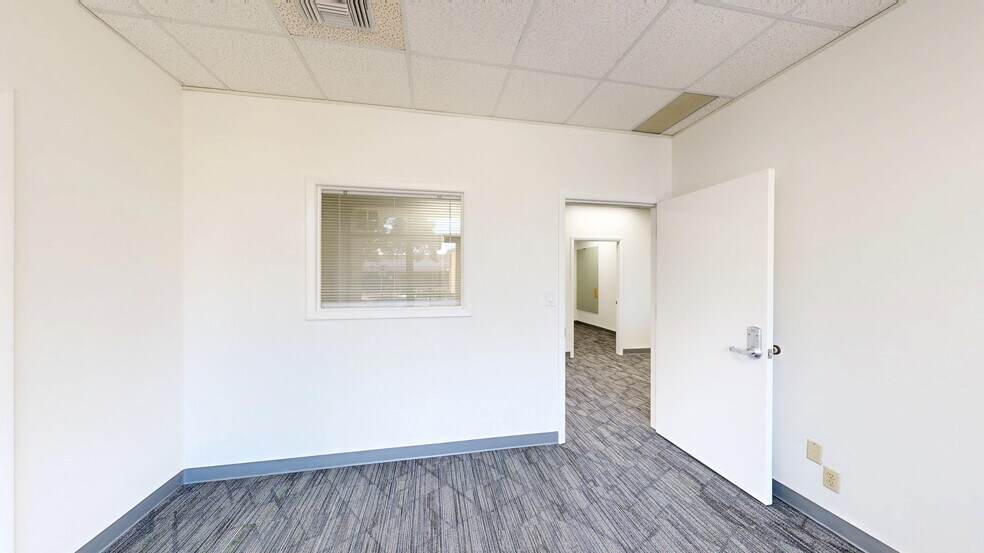 13830 N 58th St, Clearwater, FL à louer - Numérisation 3D Matterport – Image 3 sur 14