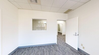 13830 N 58th St, Clearwater, FL à louer Numérisation 3D Matterport– Image 1 sur 13