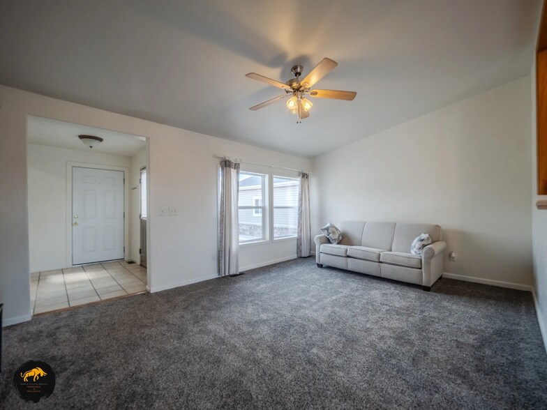 2011 Adobe Ave, Douglas, WY à vendre - Photo intérieure – Image 2 sur 8